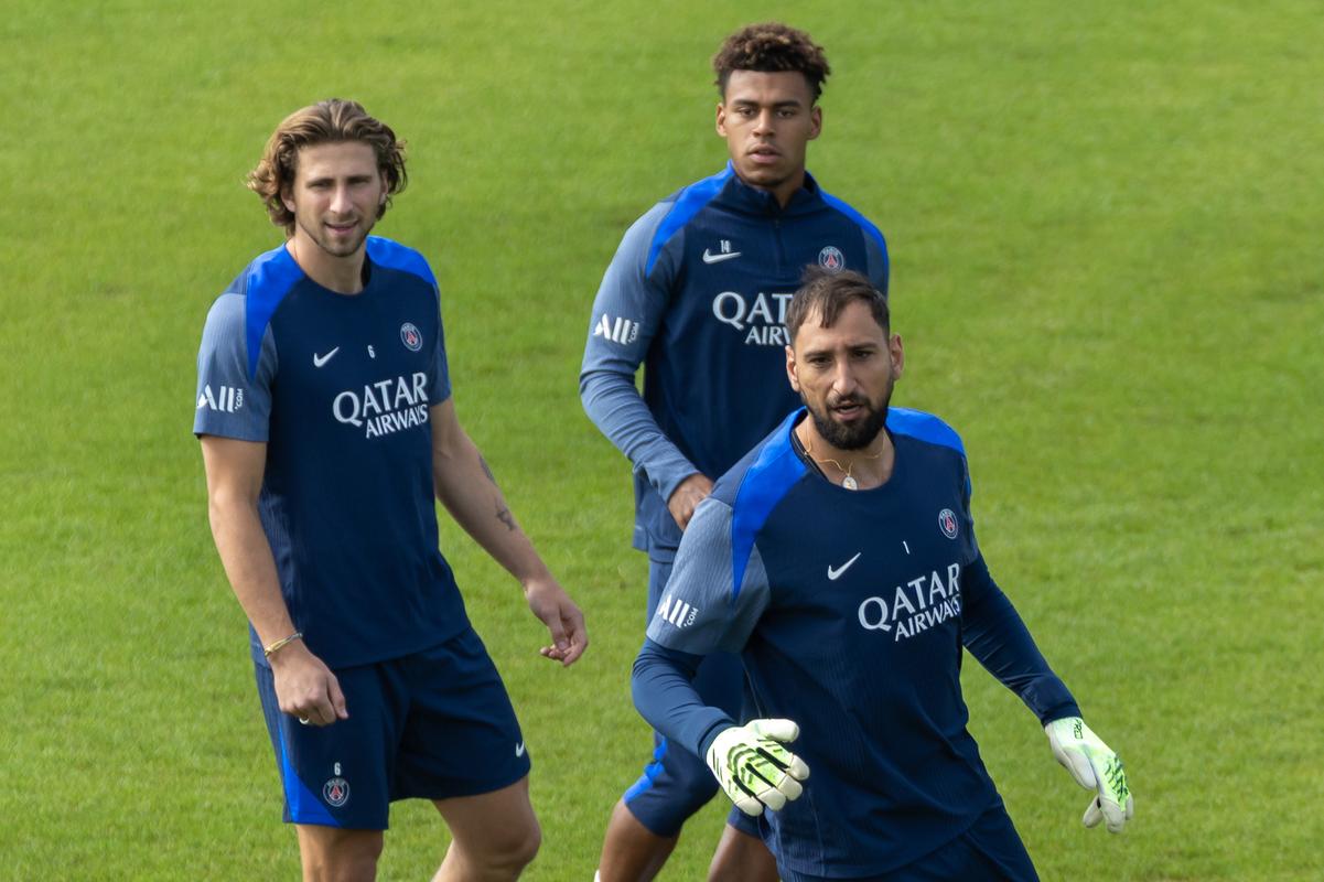 上海海港实现三连冠，申花亚军，梅州客队降级，亚冠表现不佳，山东泰山机会最大。